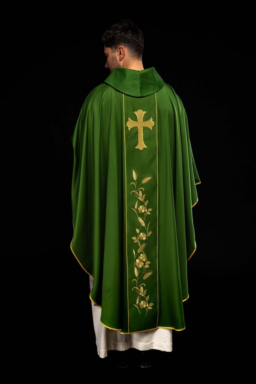 Ornat z haftowanym krzyżem i kłosami w kolorze zielonym