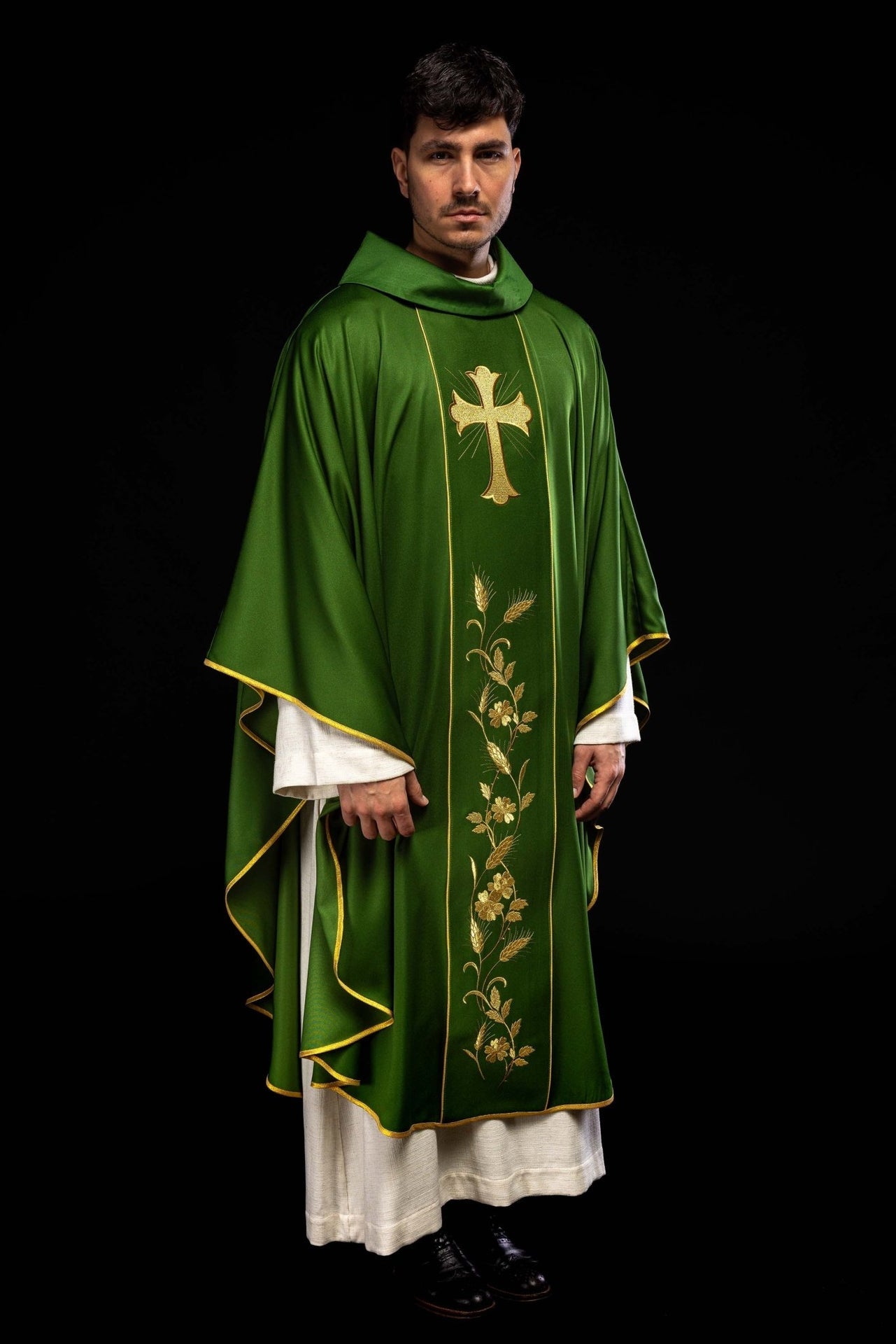 Ornat z haftowanym krzyżem i kłosami w kolorze zielonym