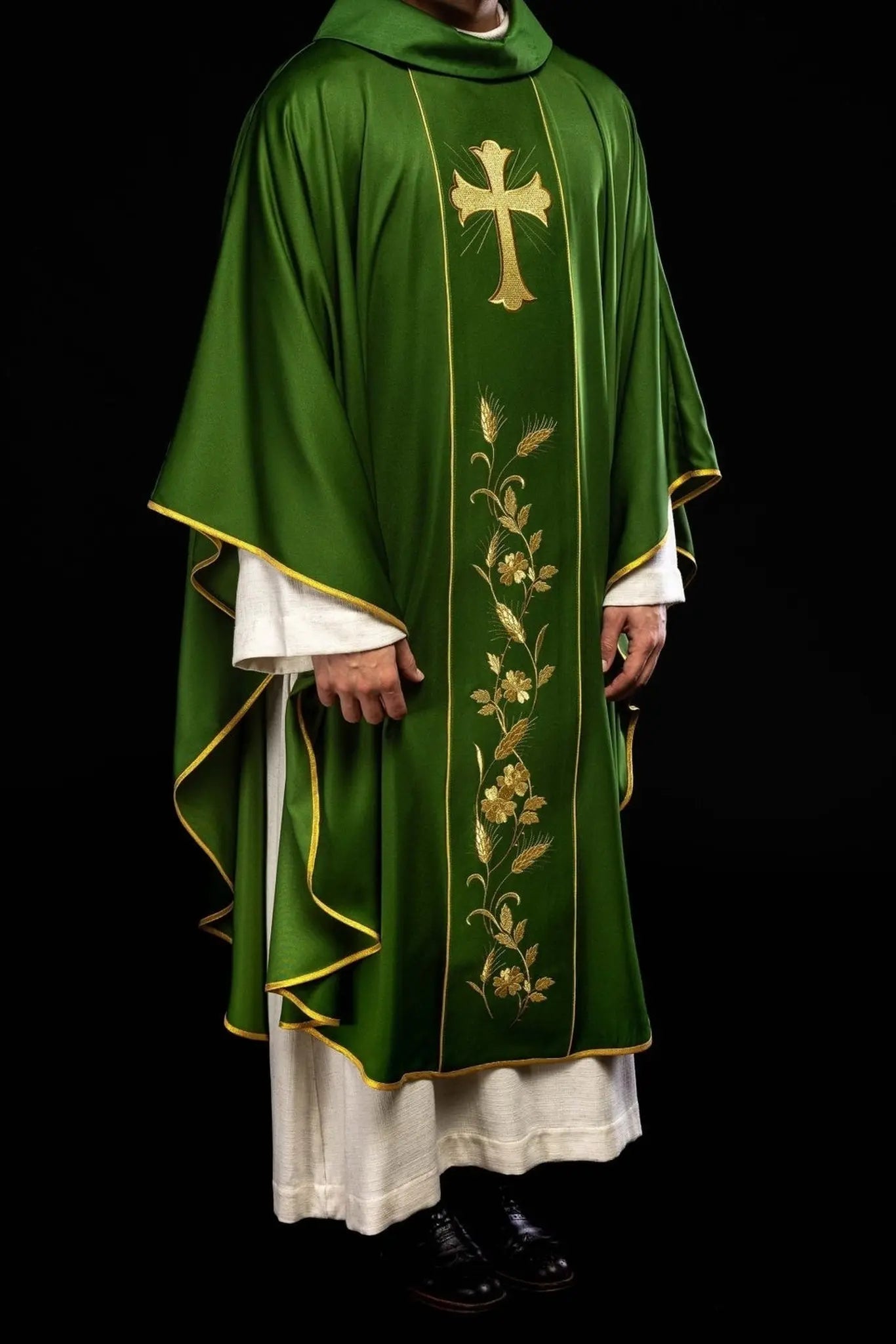 Casulla verde con cruz bordada y motivo de trigo