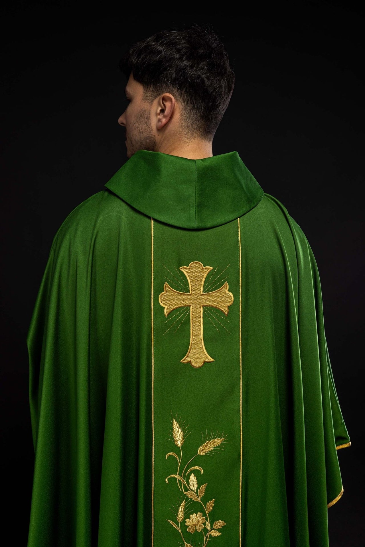 Ornat z haftowanym krzyżem i kłosami w kolorze zielonym