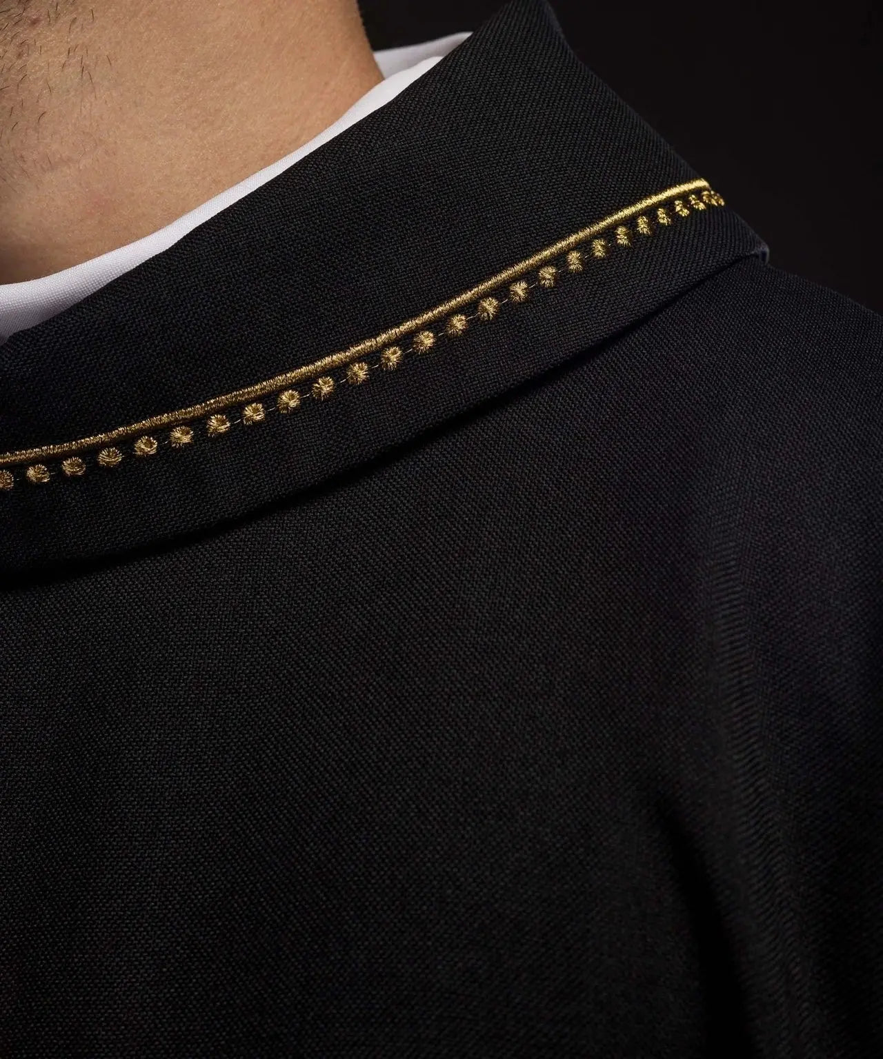 Casulla con cruz bordada y ribete dorado en el cuello en negro