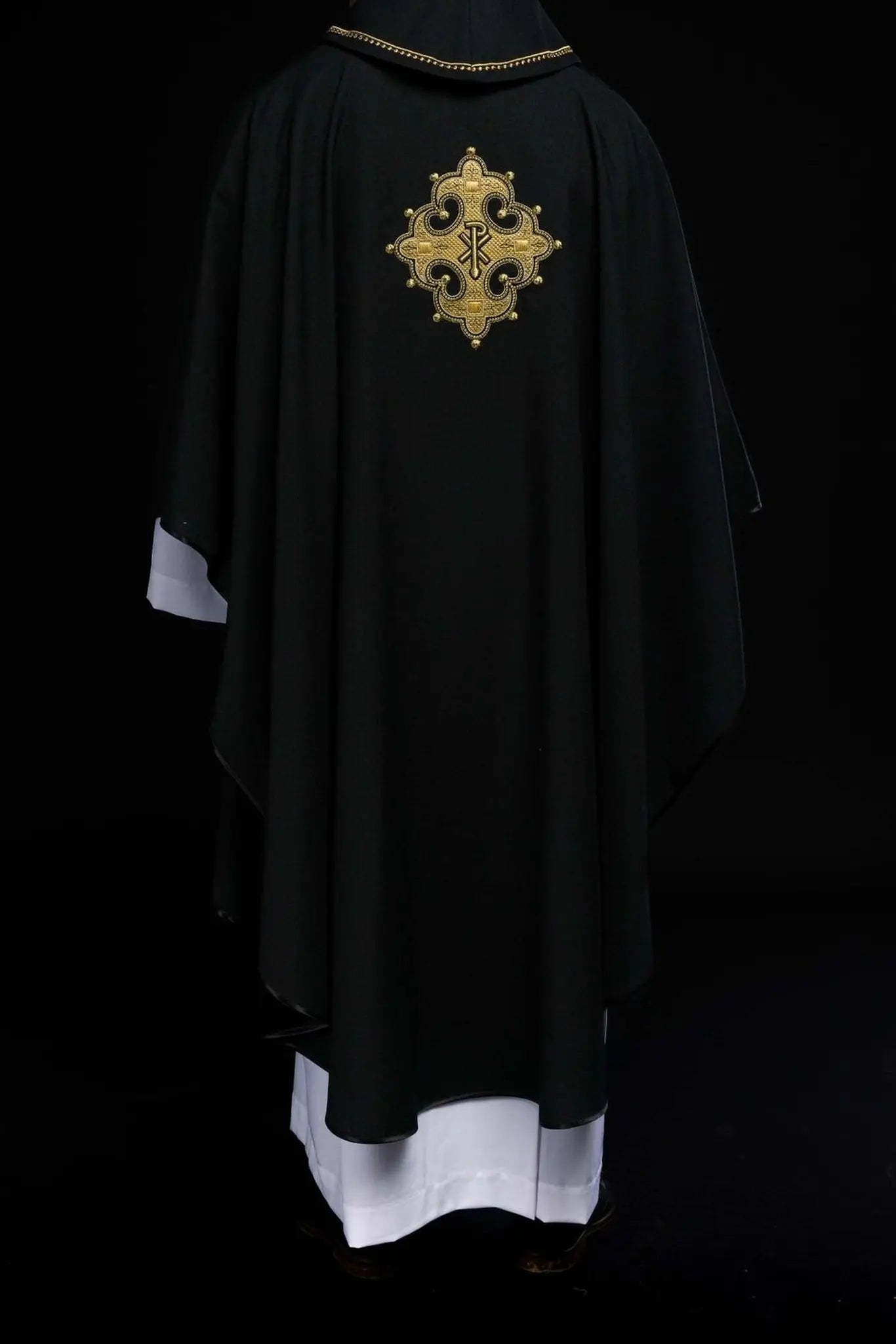 Casulla con cruz bordada y ribete dorado en el cuello en negro