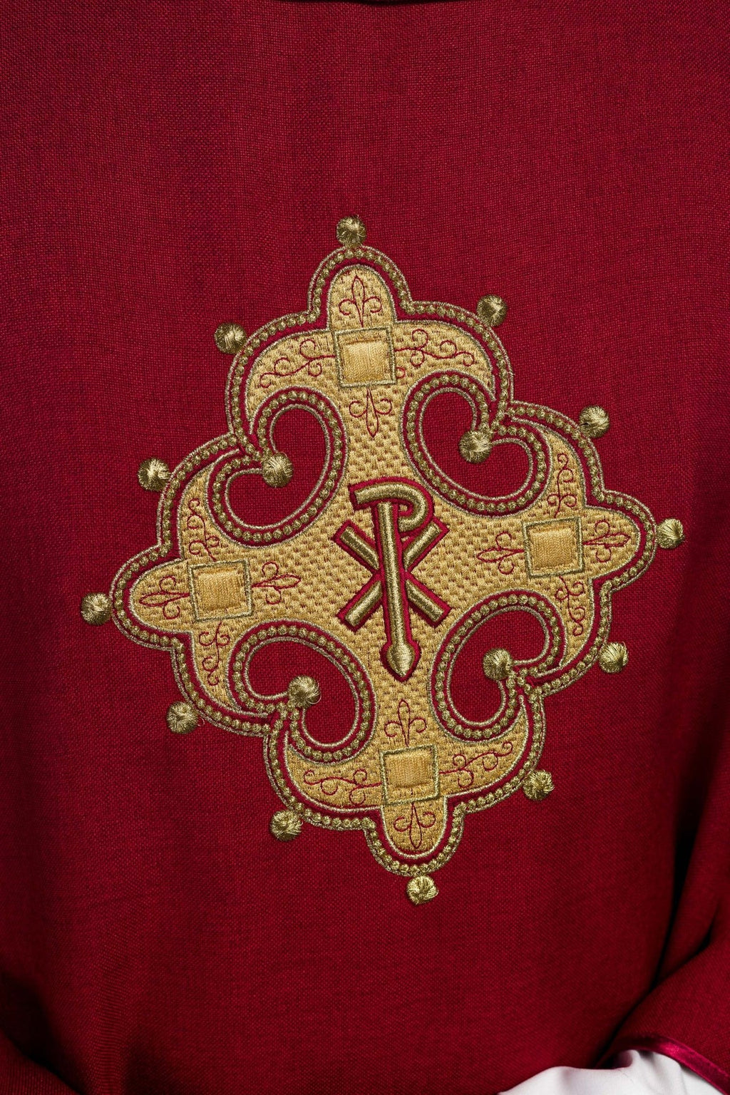 Ornat z haftowanym krzyżem i złotą lamówką na kołnierzu w kolorze czerwonym