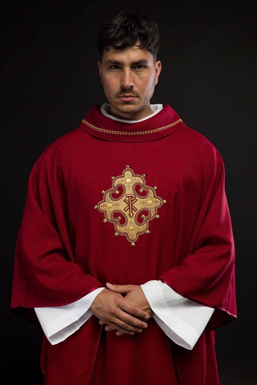 Ornat z haftowanym krzyżem i złotą lamówką na kołnierzu w kolorze czerwonym
