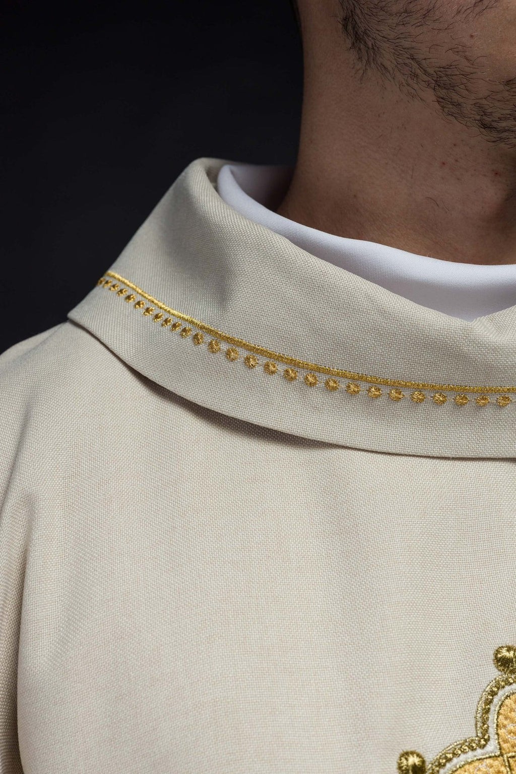 Ornat z haftowanym krzyżem i złotą lamówką na kołnierzu w kolorze ecru