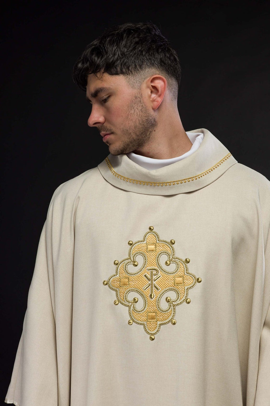 Ornat z haftowanym krzyżem i złotą lamówką na kołnierzu w kolorze ecru