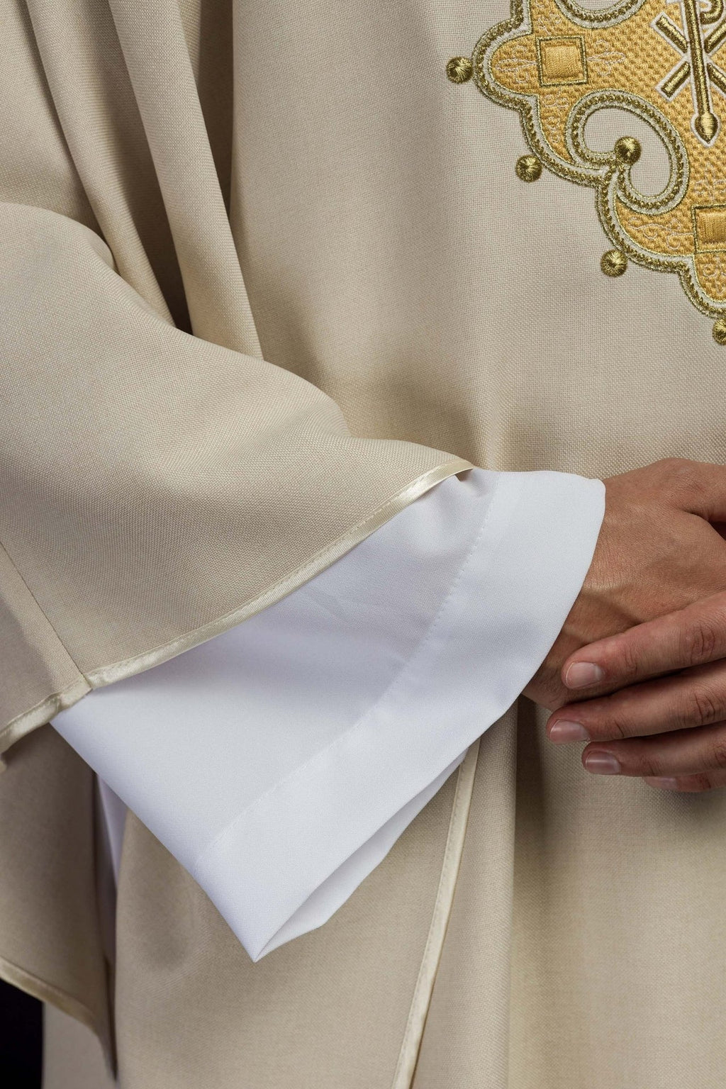 Ornat z haftowanym krzyżem i złotą lamówką na kołnierzu w kolorze ecru