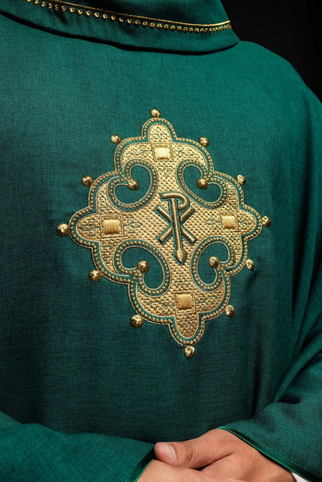 Ornat z haftowanym krzyżem i złotą lamówką na kołnierzu w kolorze zielonym