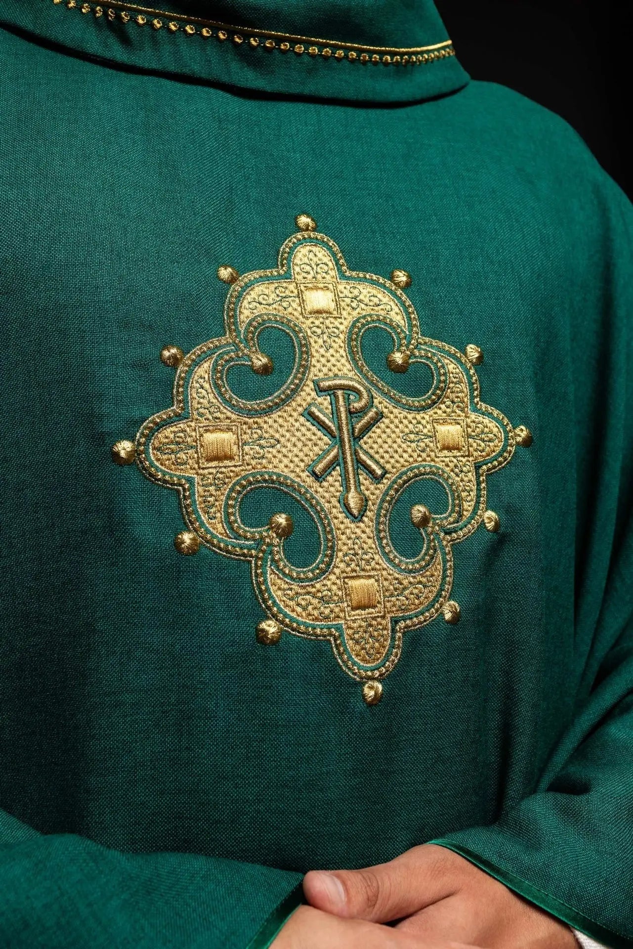 Casulla con cruz bordada y ribete dorado en el cuello en verde