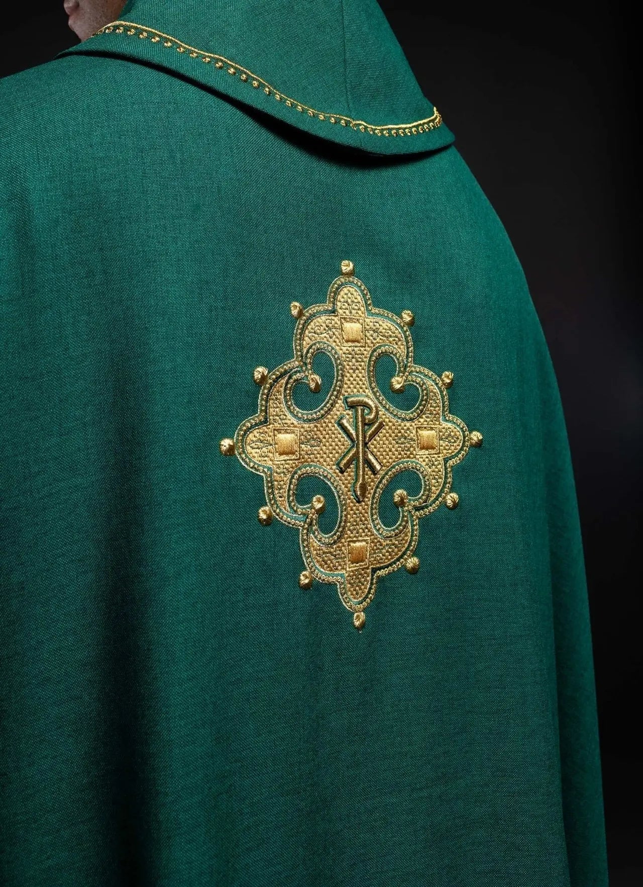 Casulla con cruz bordada y ribete dorado en el cuello en verde