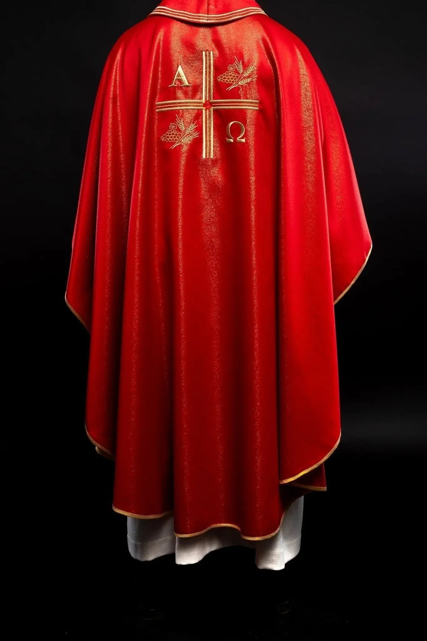Casulla con cruz bordada, motivos de Alfa y Omega y orejas rojas