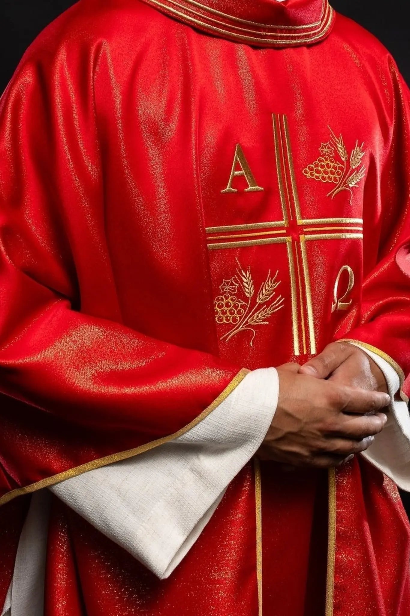 Casulla con cruz bordada, motivos de Alfa y Omega y orejas rojas