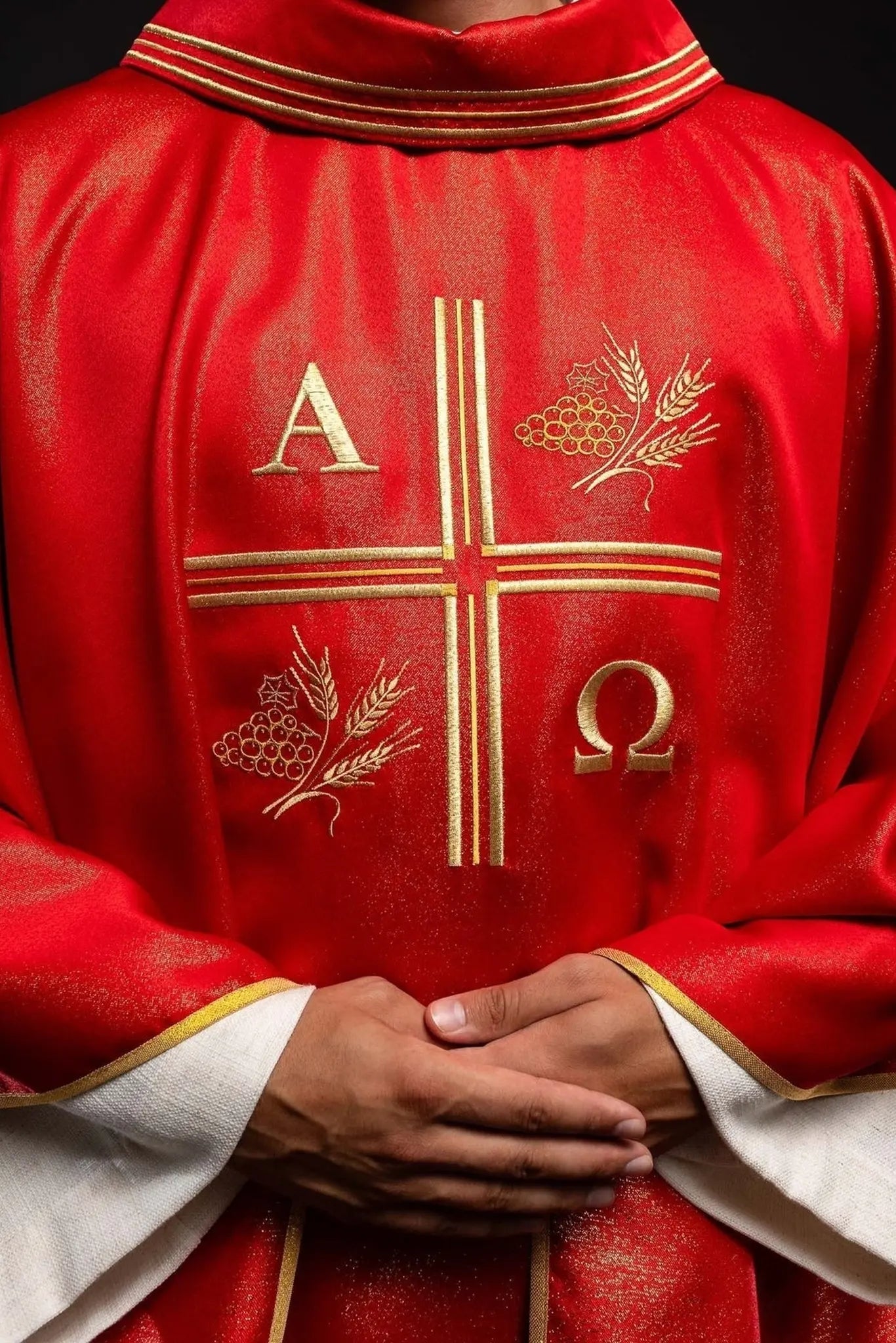 Casulla con cruz bordada, motivos de Alfa y Omega y orejas rojas