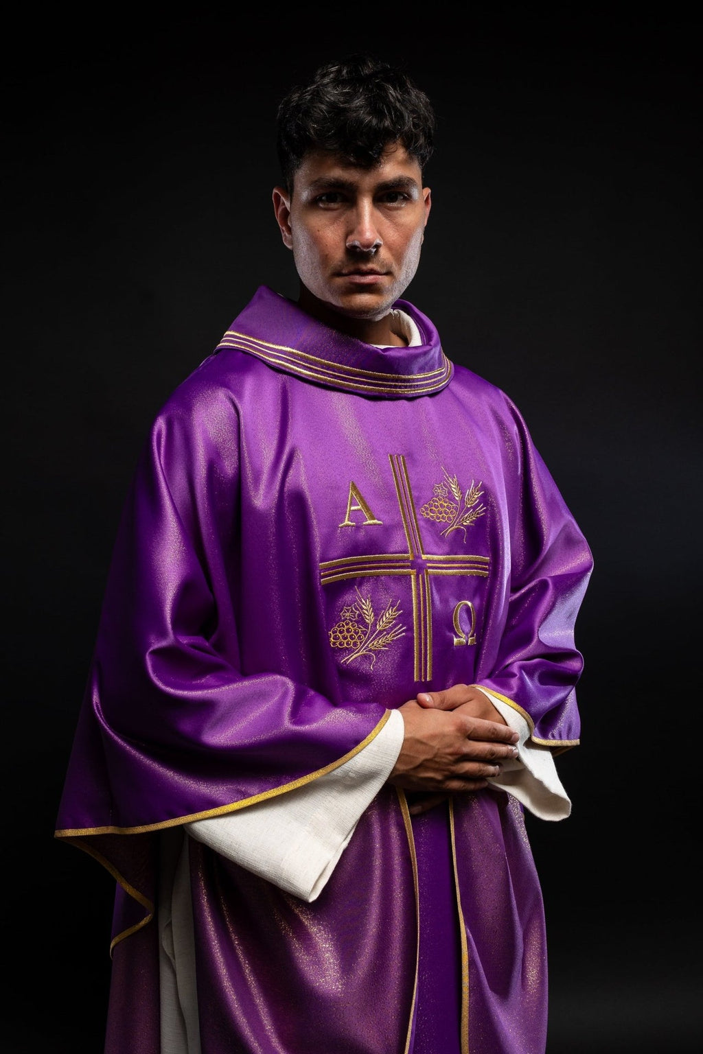 Ornat z haftowanym krzyżem, motywami Alfa i Omegi oraz kłosów w kolorze fioletowym