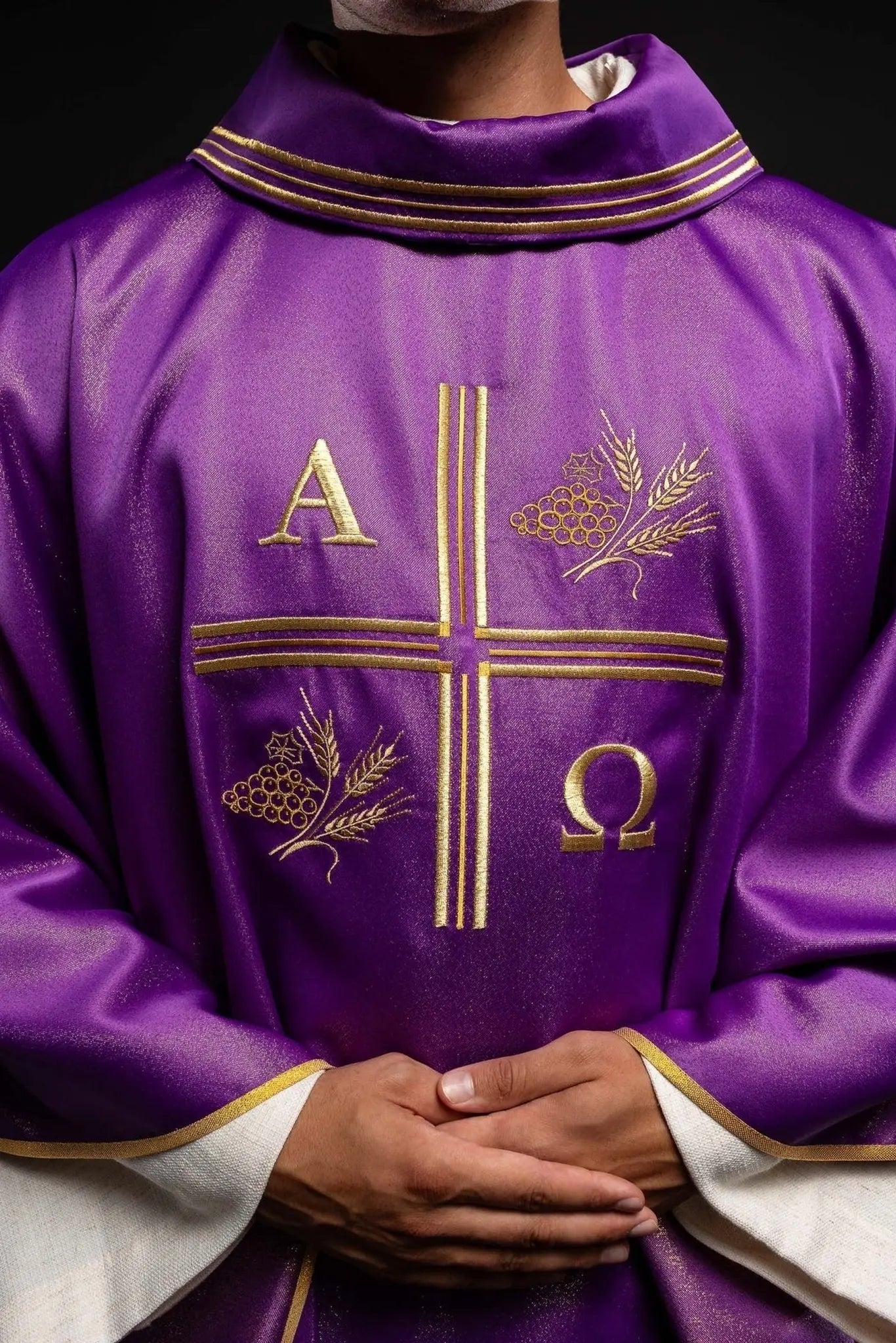 Casulla con cruz bordada, motivos de Alfa y Omega y orejas en púrpura