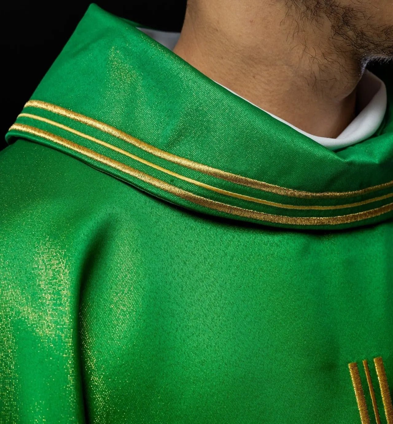 Casulla con cruz bordada, motivos de Alfa y Omega y orejas en verde