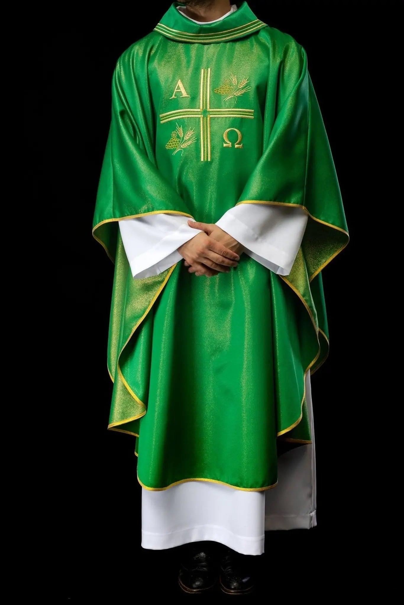 Casulla con cruz bordada, motivos de Alfa y Omega y orejas en verde