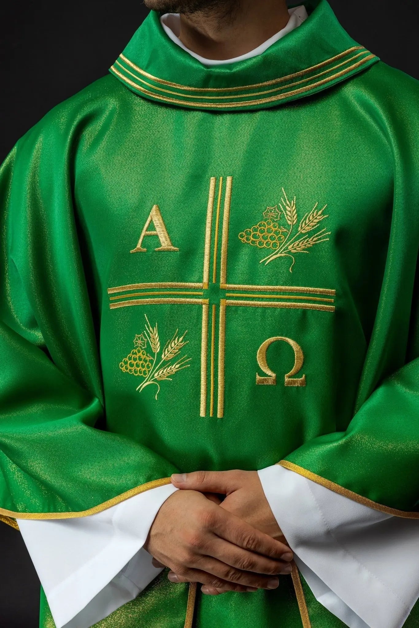 Casulla con cruz bordada, motivos de Alfa y Omega y orejas en verde