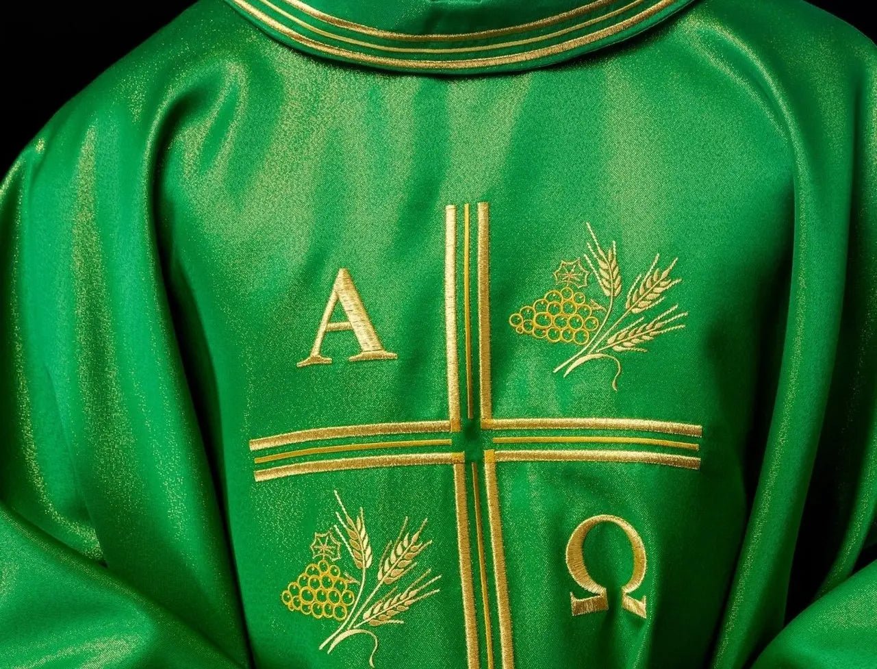 Casulla con cruz bordada, motivos de Alfa y Omega y orejas en verde