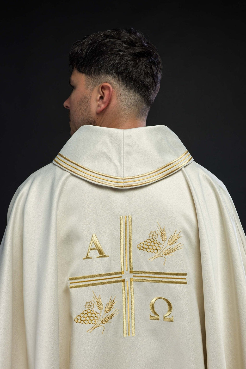 Ornat z haftowanym krzyżem oraz motywami Alfa i Omegi i kłosów w kolorze ecru