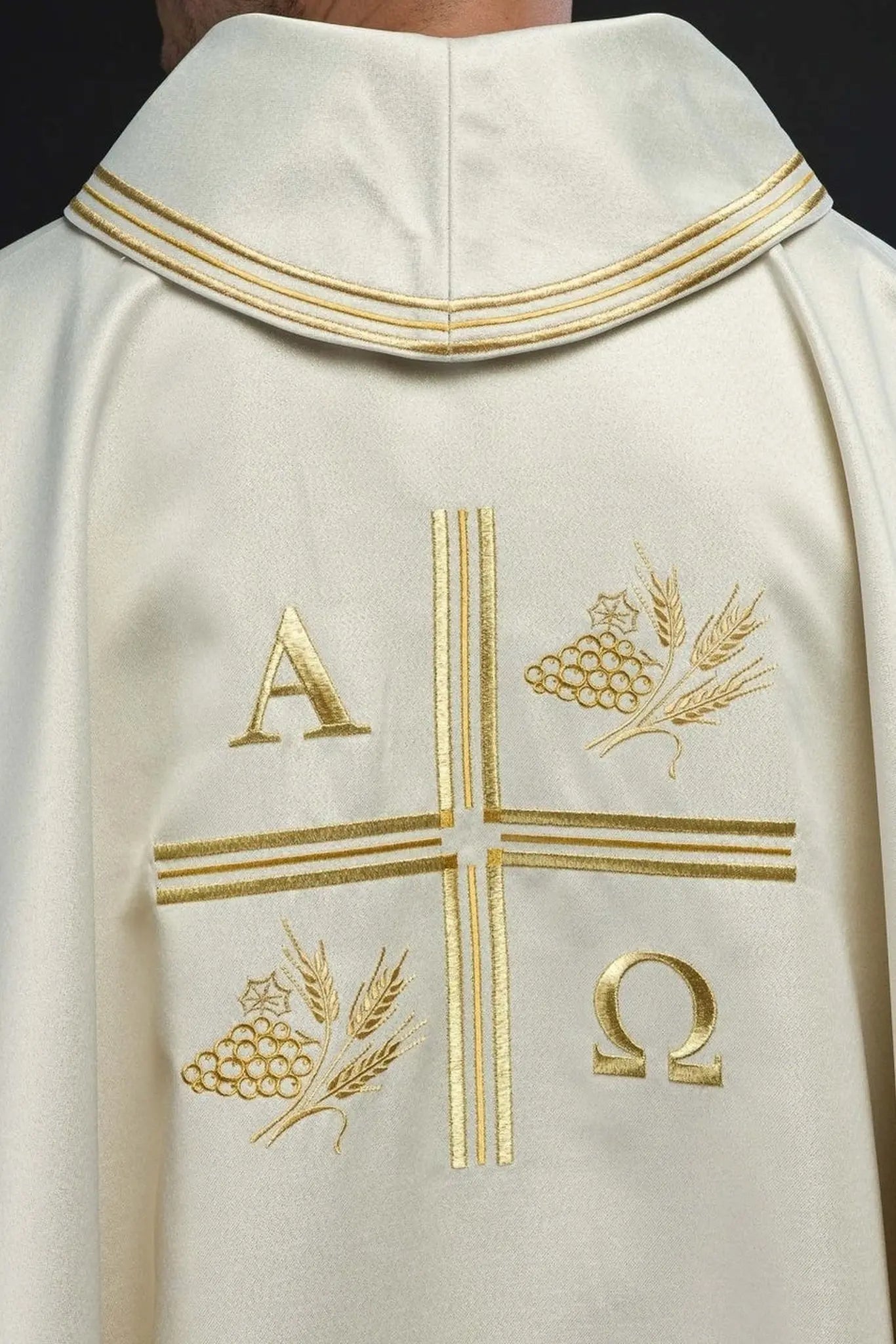 Casulla con cruz bordada y motivos de Alfa y Omega y espigas en color ecru