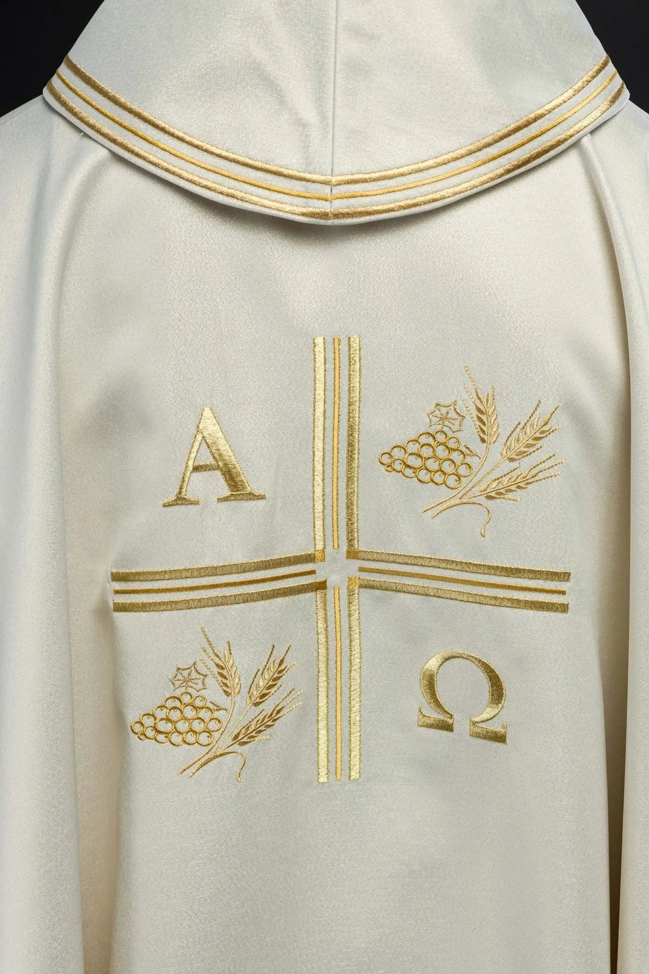 Casulla con cruz bordada y motivos de Alfa y Omega y espigas en color ecru