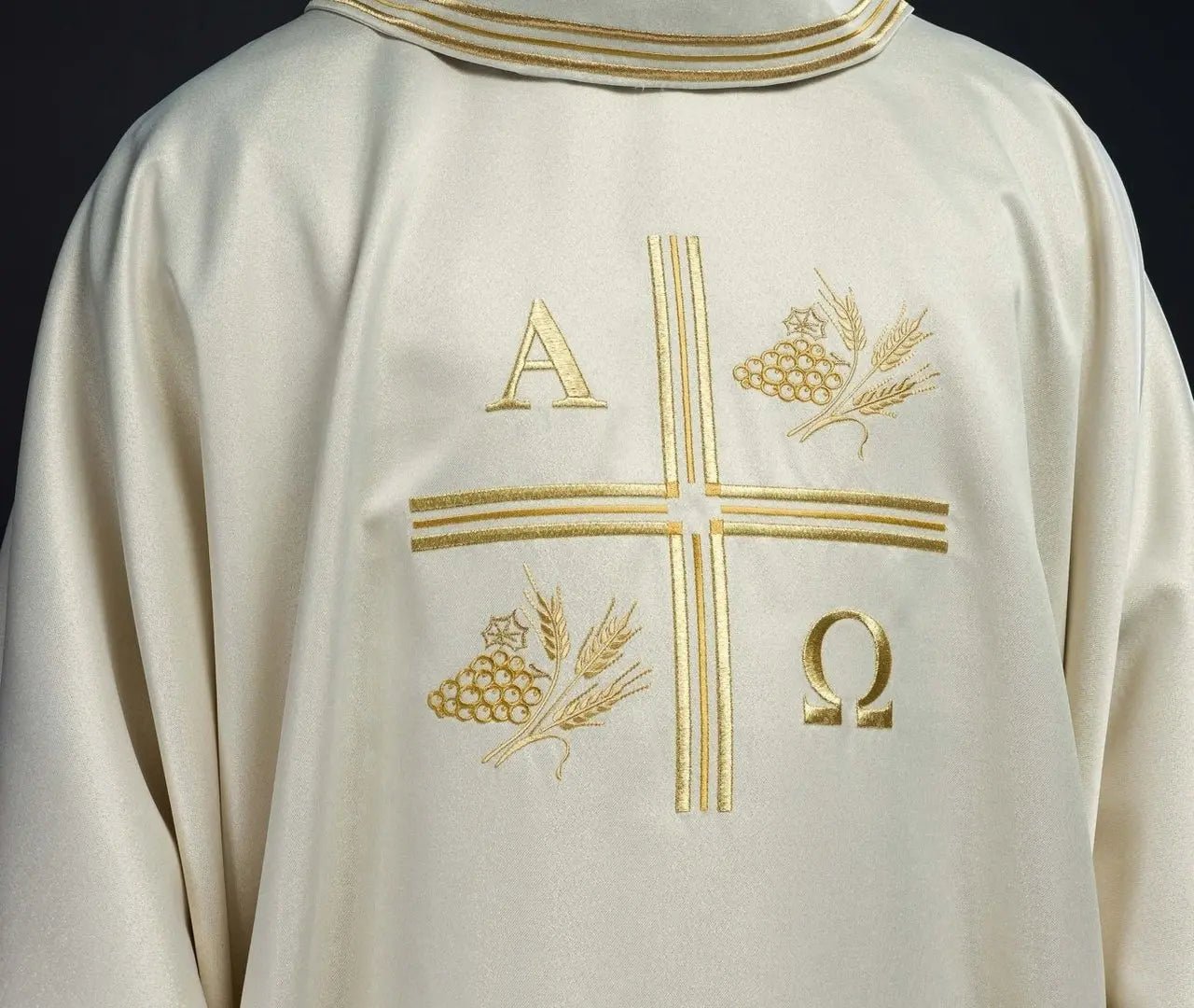 Casulla con cruz bordada y motivos de Alfa y Omega y espigas en color ecru