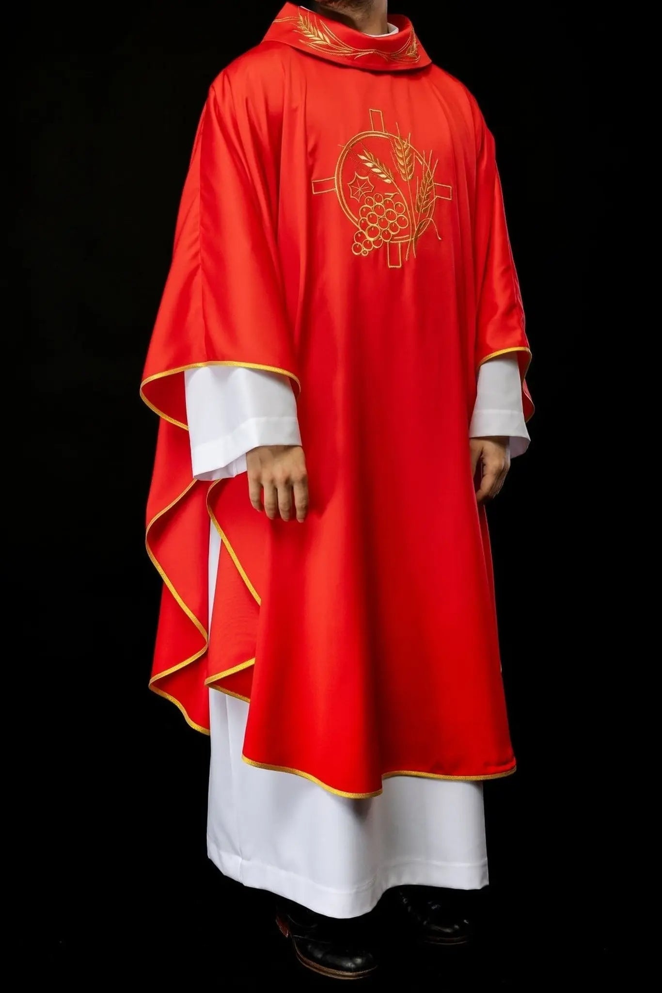 Casulla con cruz bordada y motivos de orejas rojas