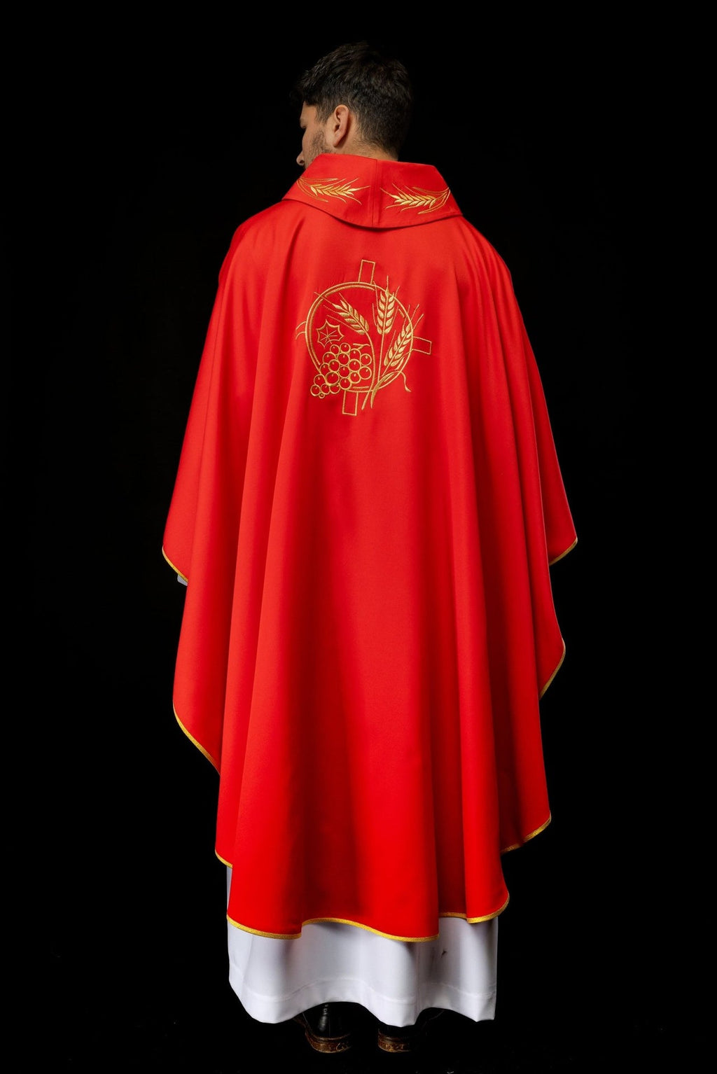 Ornat z haftowanym krzyżem oraz motywami kłosów w kolorze czerwonym