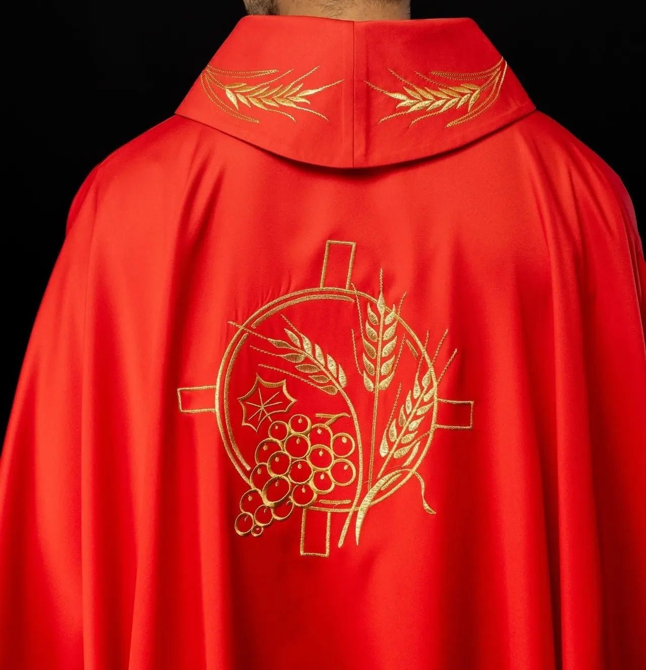 Casulla con cruz bordada y motivos de orejas rojas