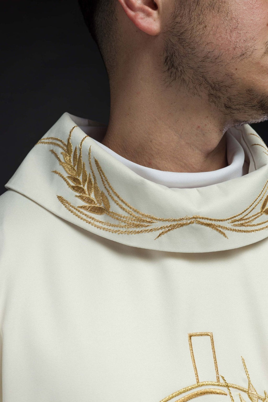 Ornat z haftowanym krzyżem oraz motywami kłosów w kolorze ecru