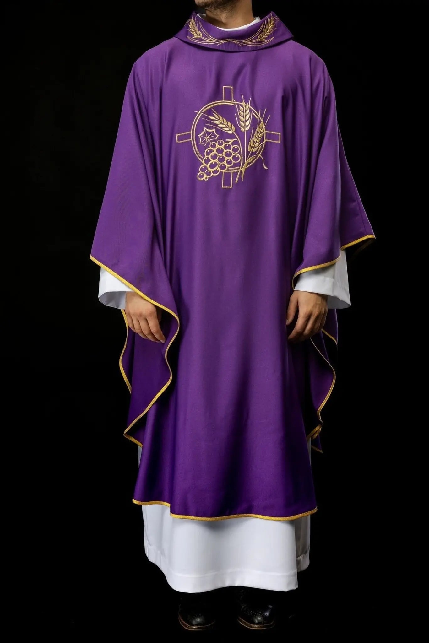 Casulla con cruz bordada y motivos de orejas en púrpura