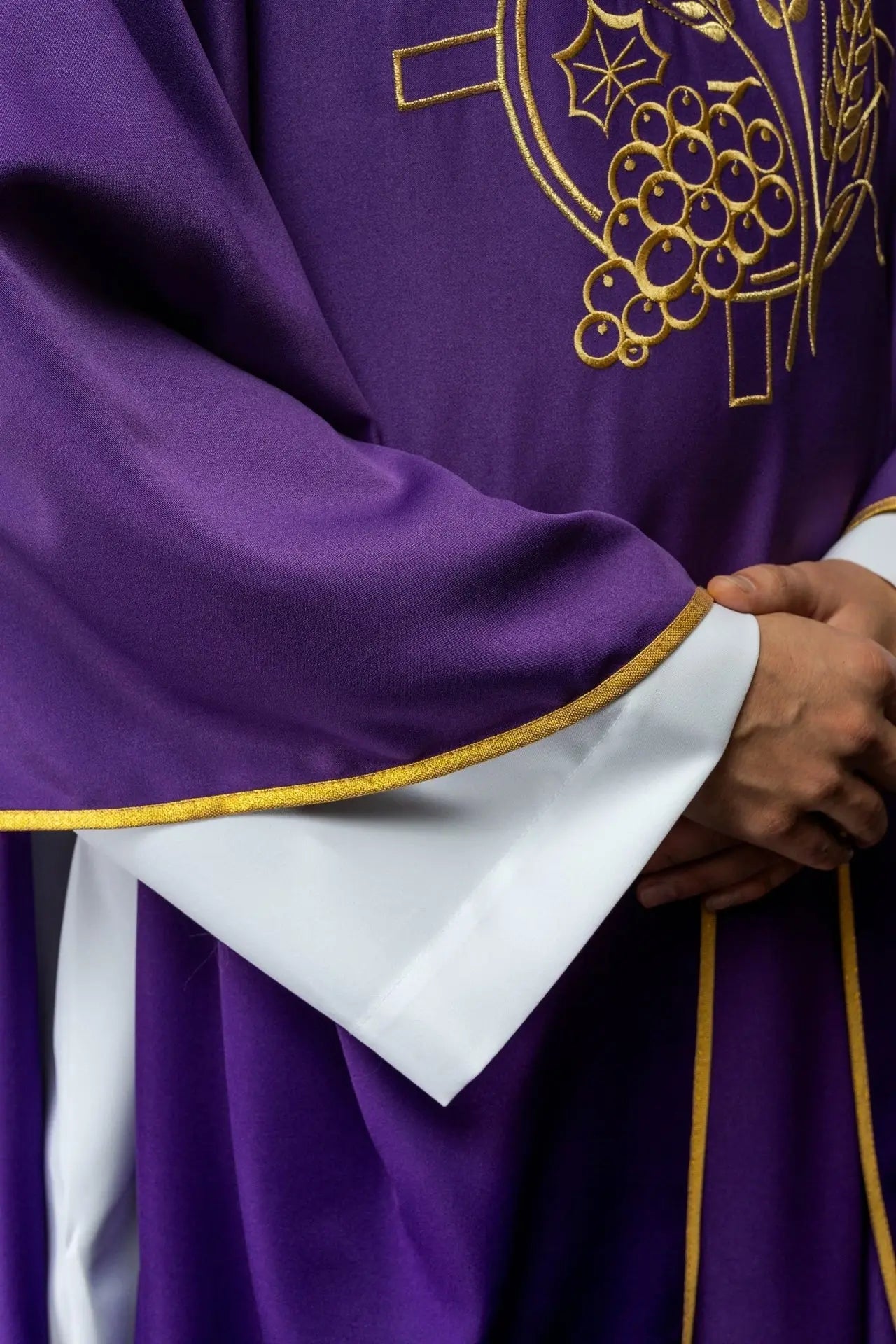 Casulla con cruz bordada y motivos de orejas en púrpura