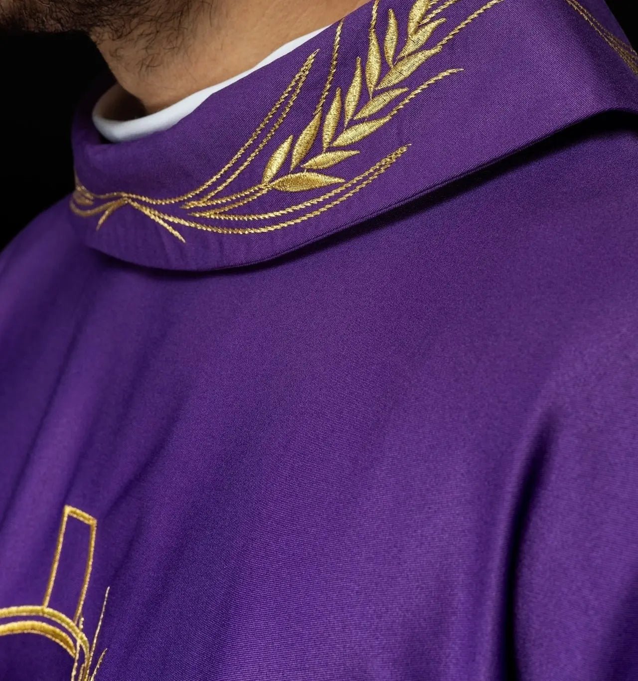 Casulla con cruz bordada y motivos de orejas en púrpura