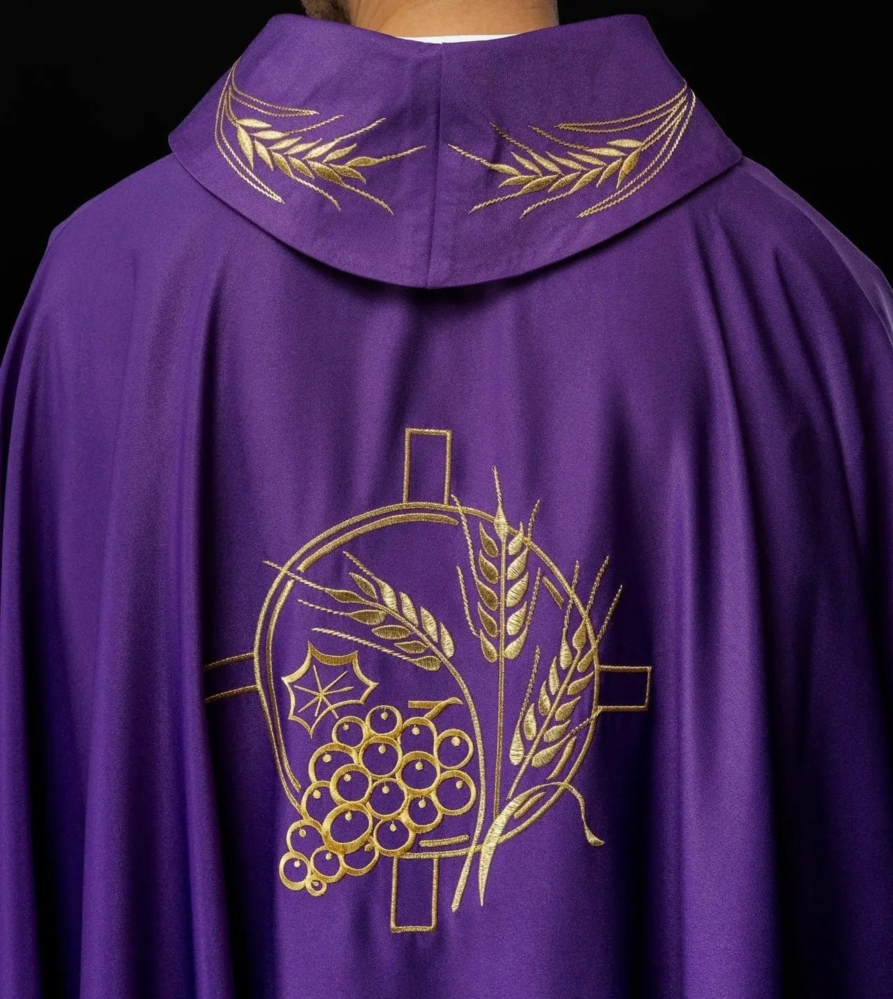 Casulla con cruz bordada y motivos de orejas en púrpura