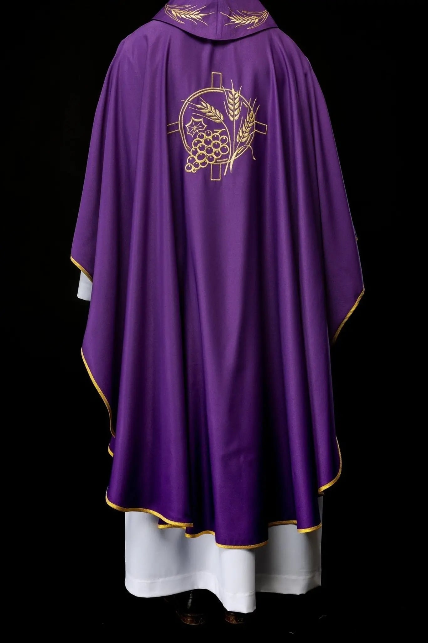 Casulla con cruz bordada y motivos de orejas en púrpura