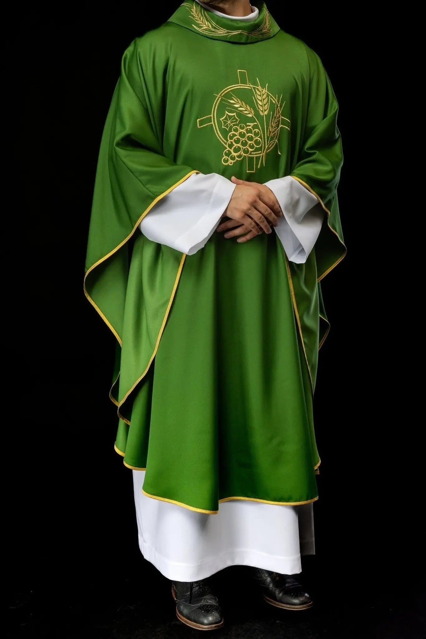 Casulla con cruz bordada y motivos de orejas en verde