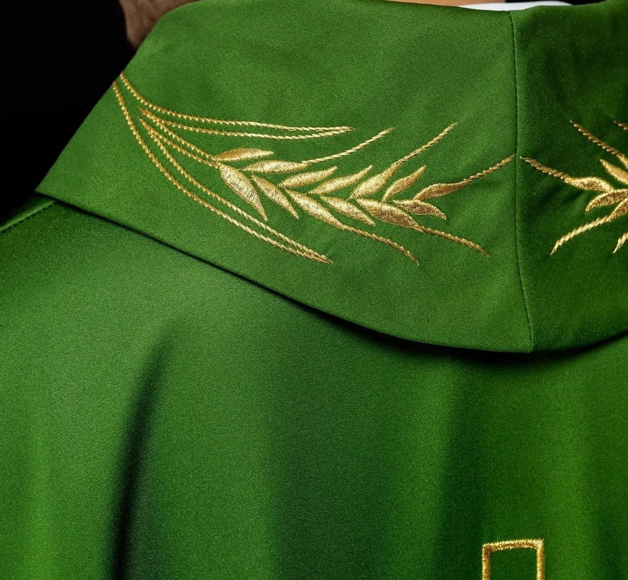 Casulla con cruz bordada y motivos de orejas en verde