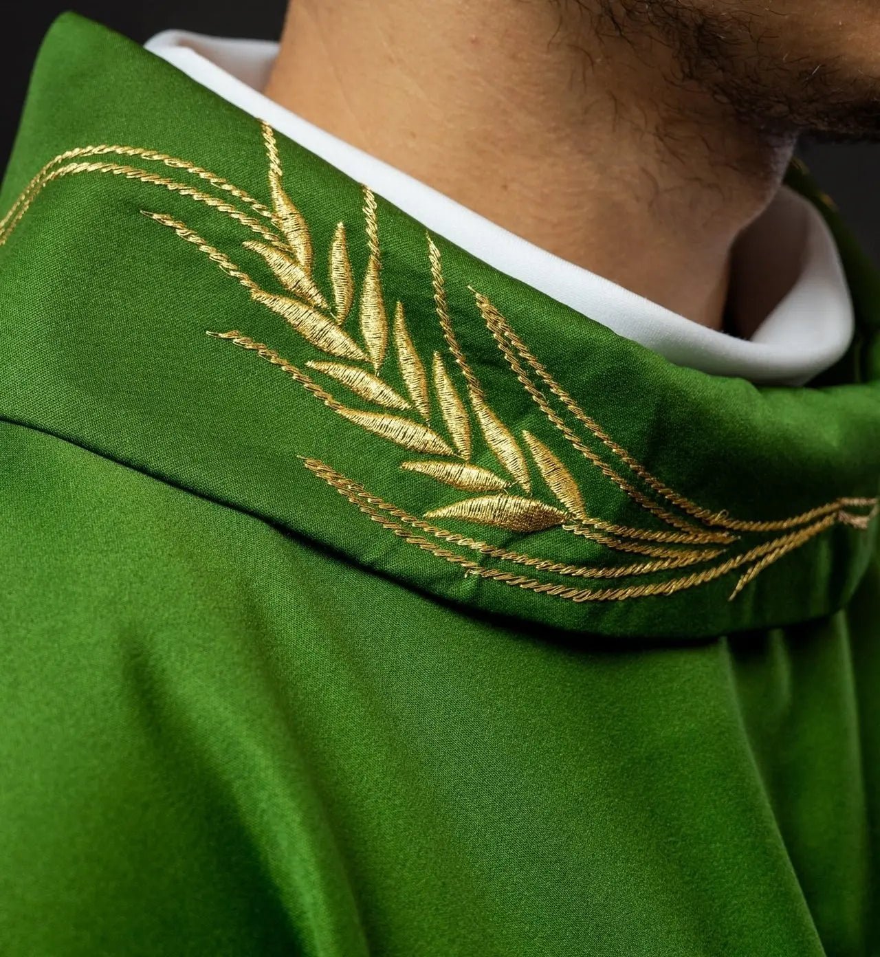 Casulla con cruz bordada y motivos de orejas en verde