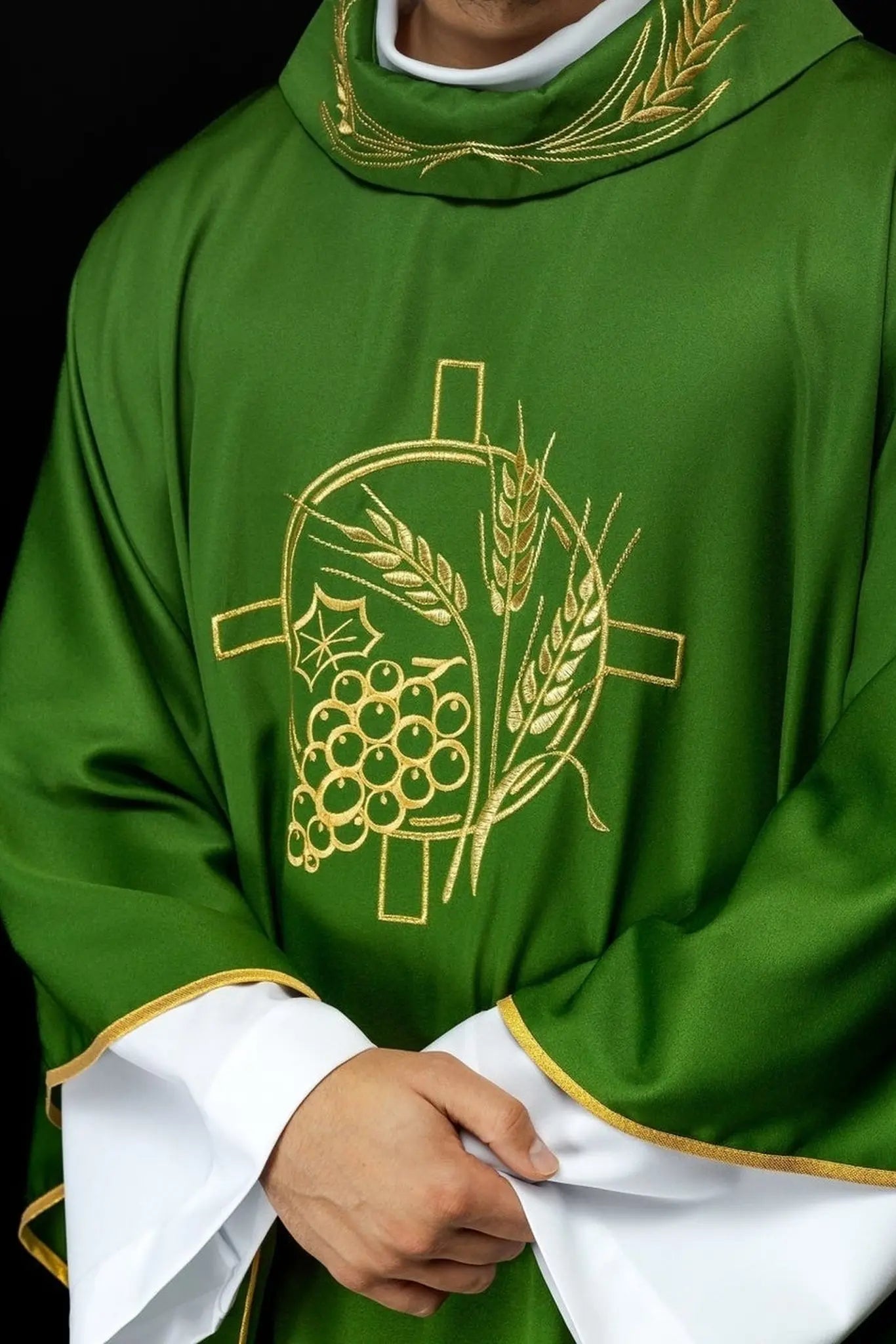 Casulla con cruz bordada y motivos de orejas en verde
