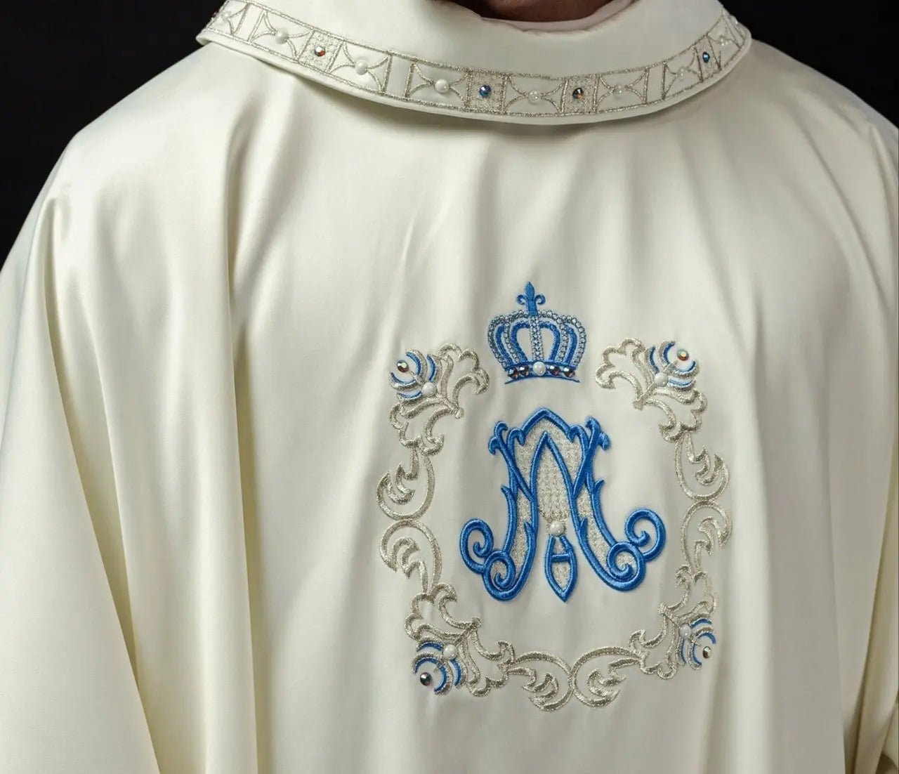 Casulla con bordado mariano