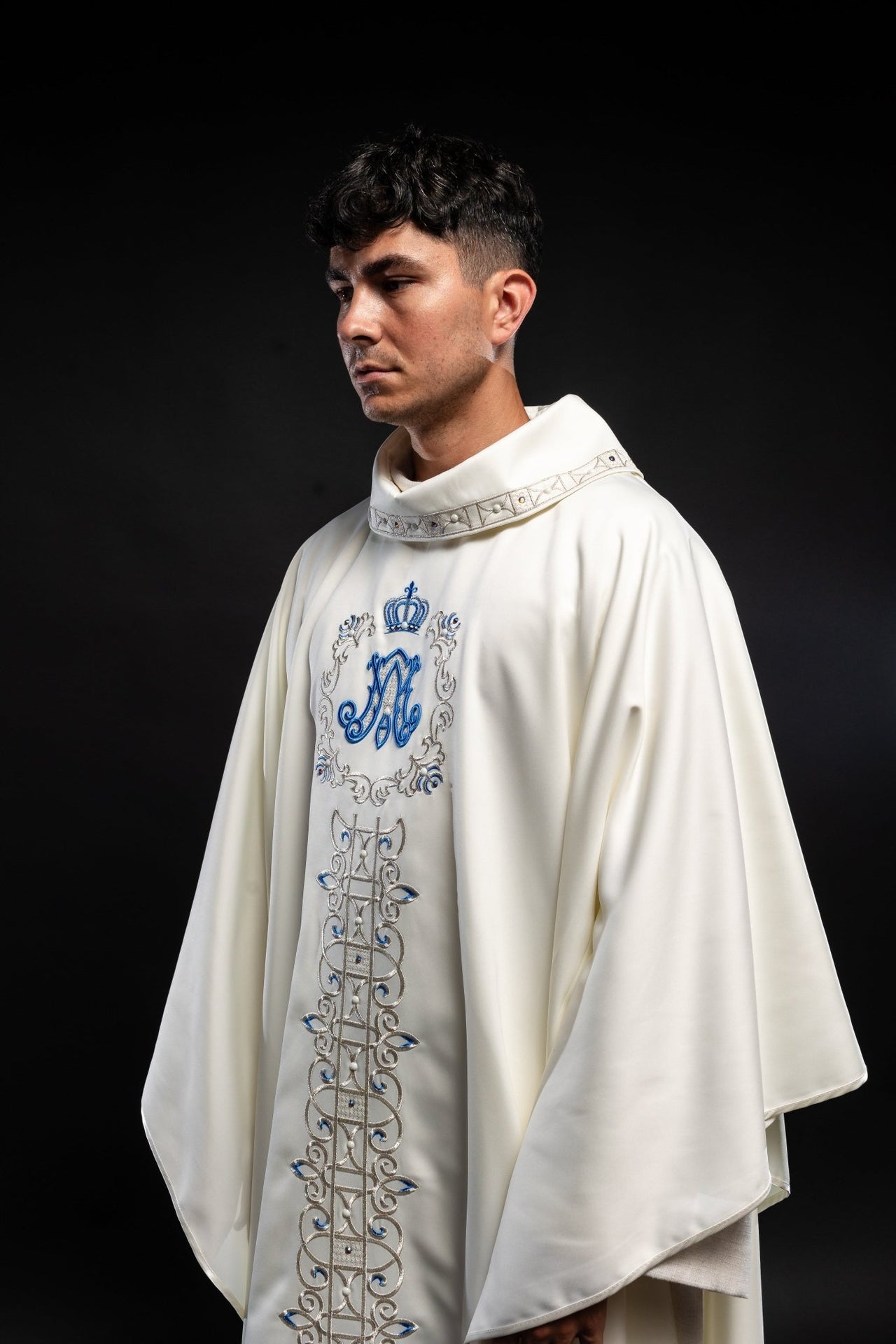 Ornat z haftowanym pasem maryjnym