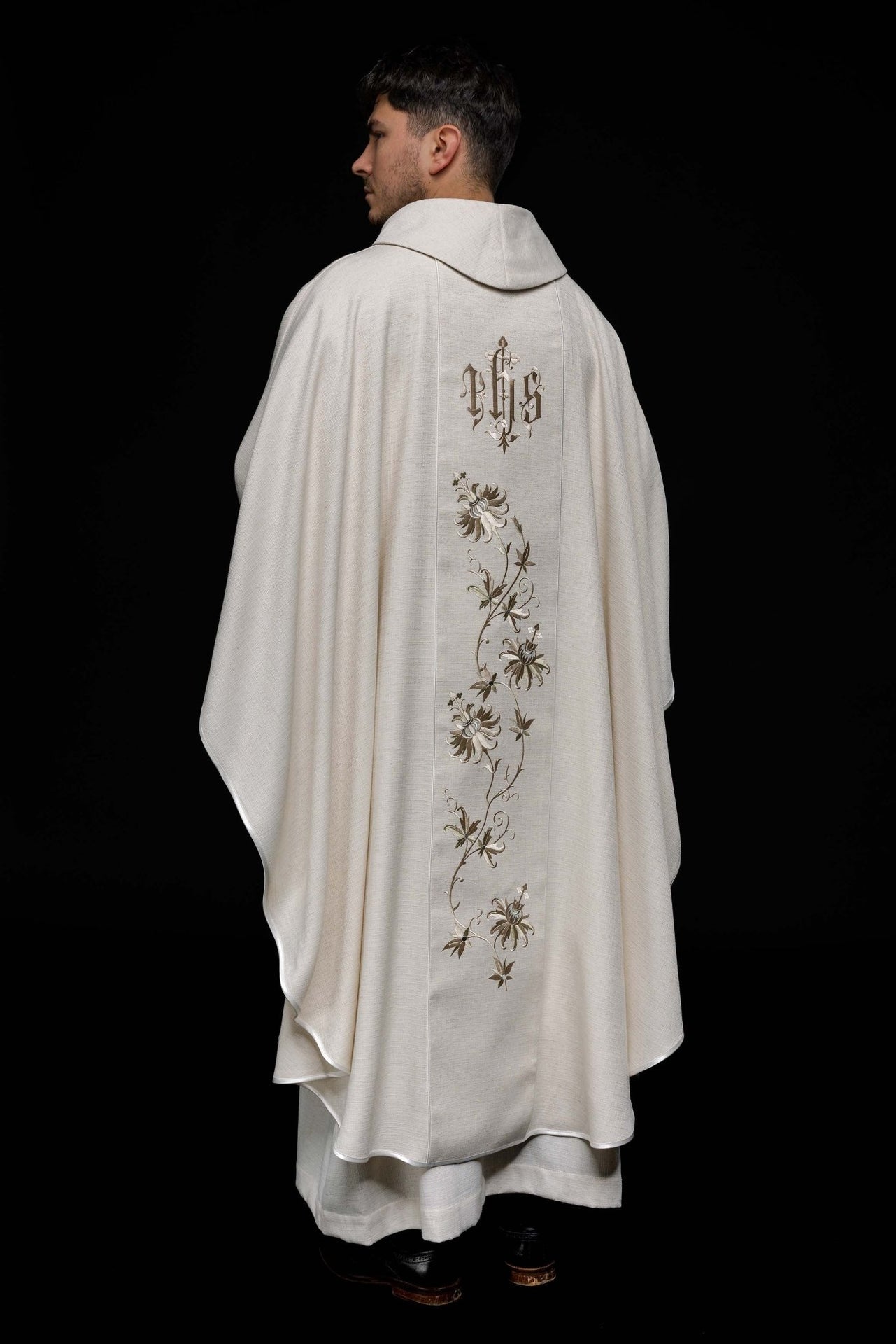 Ornat z haftowanym wzorem IHS ecru