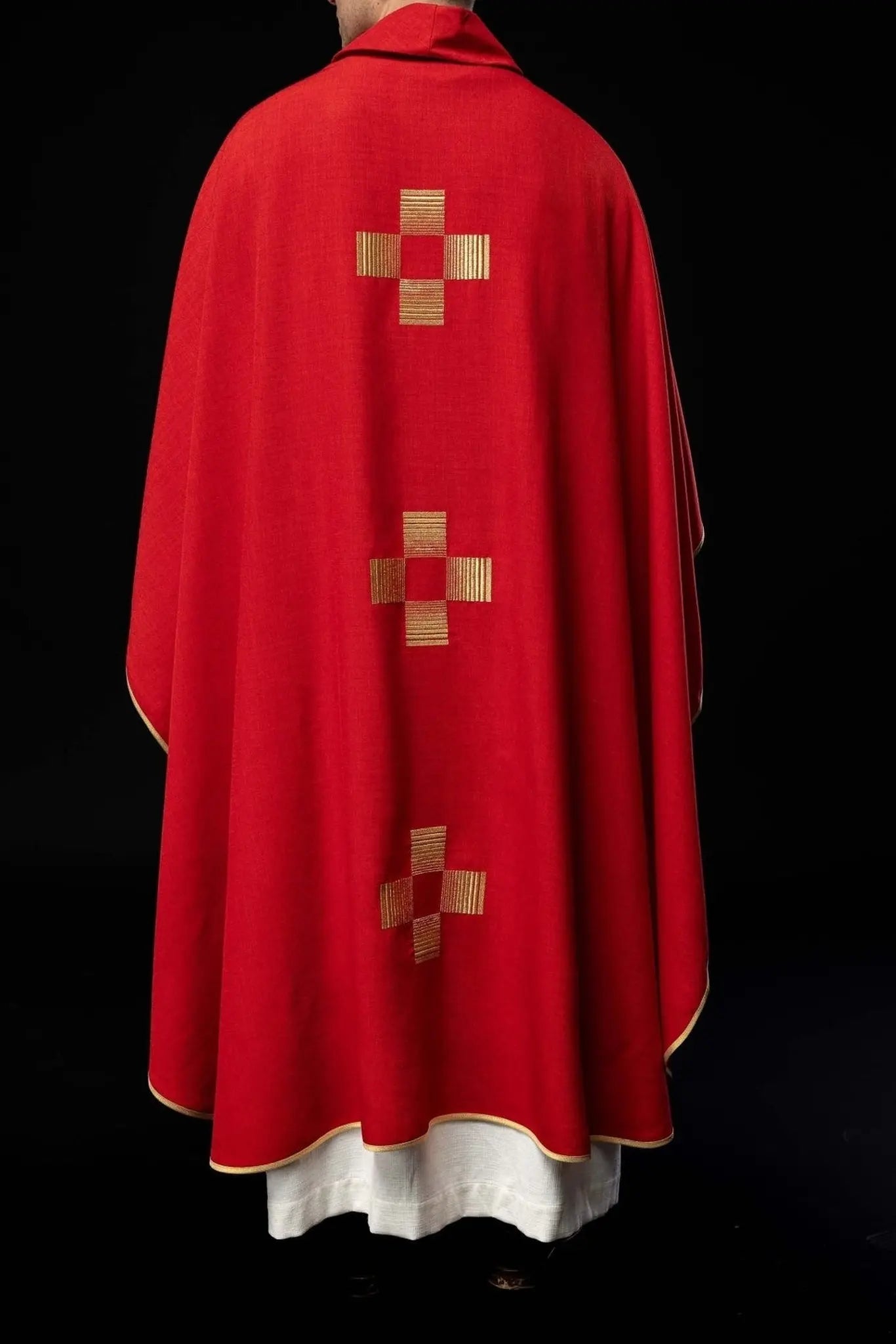 Casulla con cruces bordadas en rojo