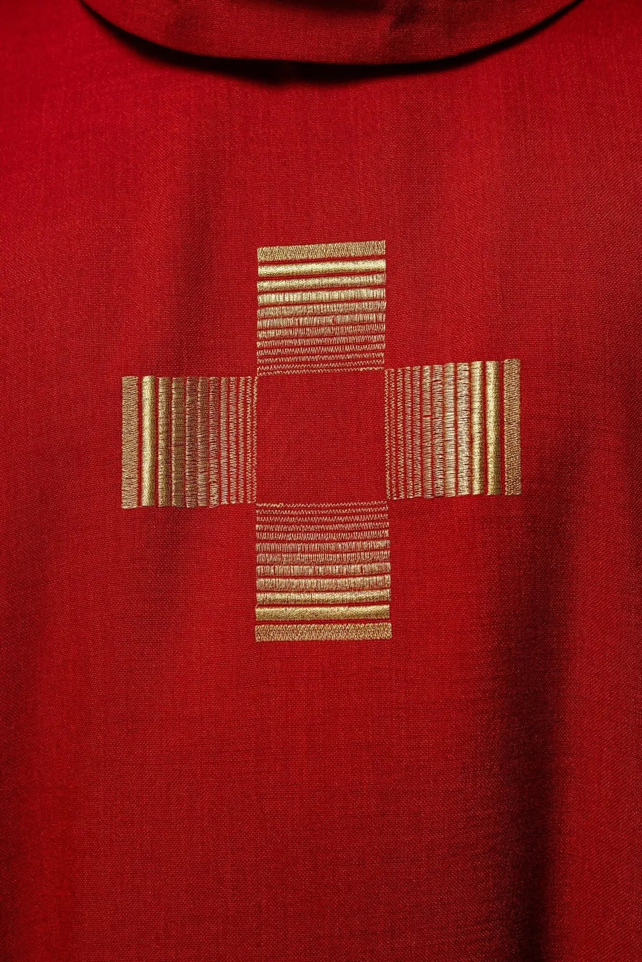 Casulla con cruces bordadas en rojo