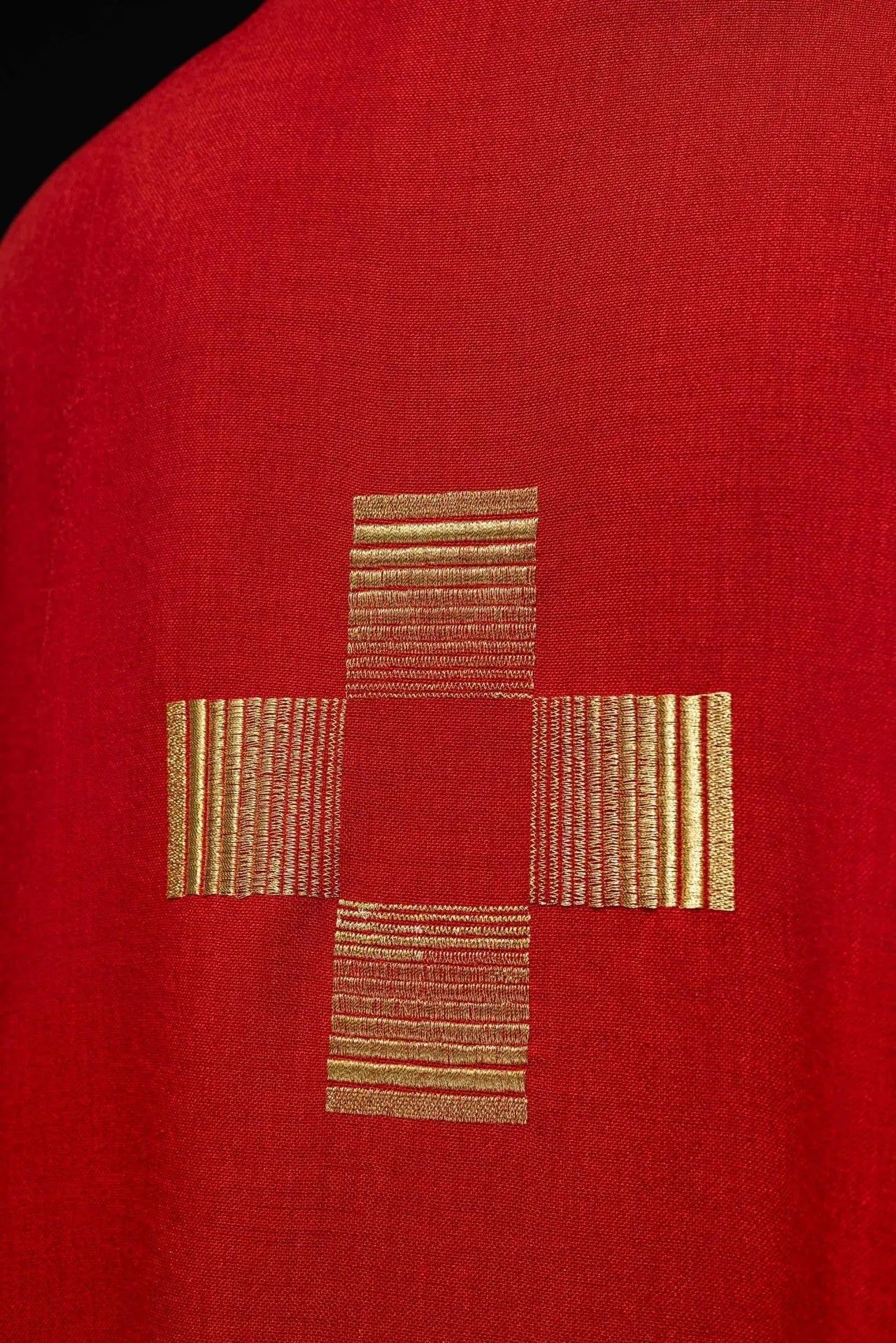 Casulla con cruces bordadas en rojo