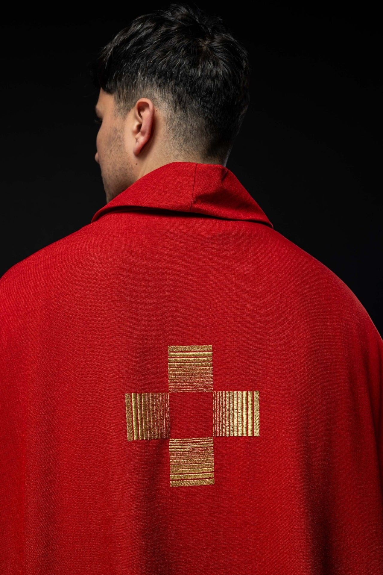 Ornat z haftowanymi Krzyżami w kolorze czerwonym