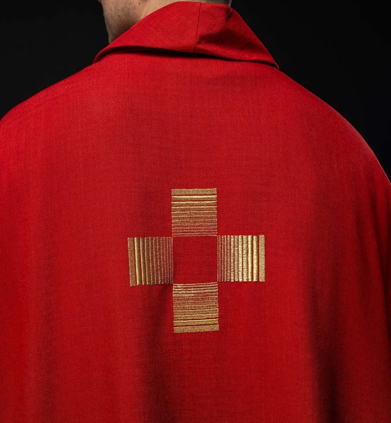Casulla con cruces bordadas en rojo