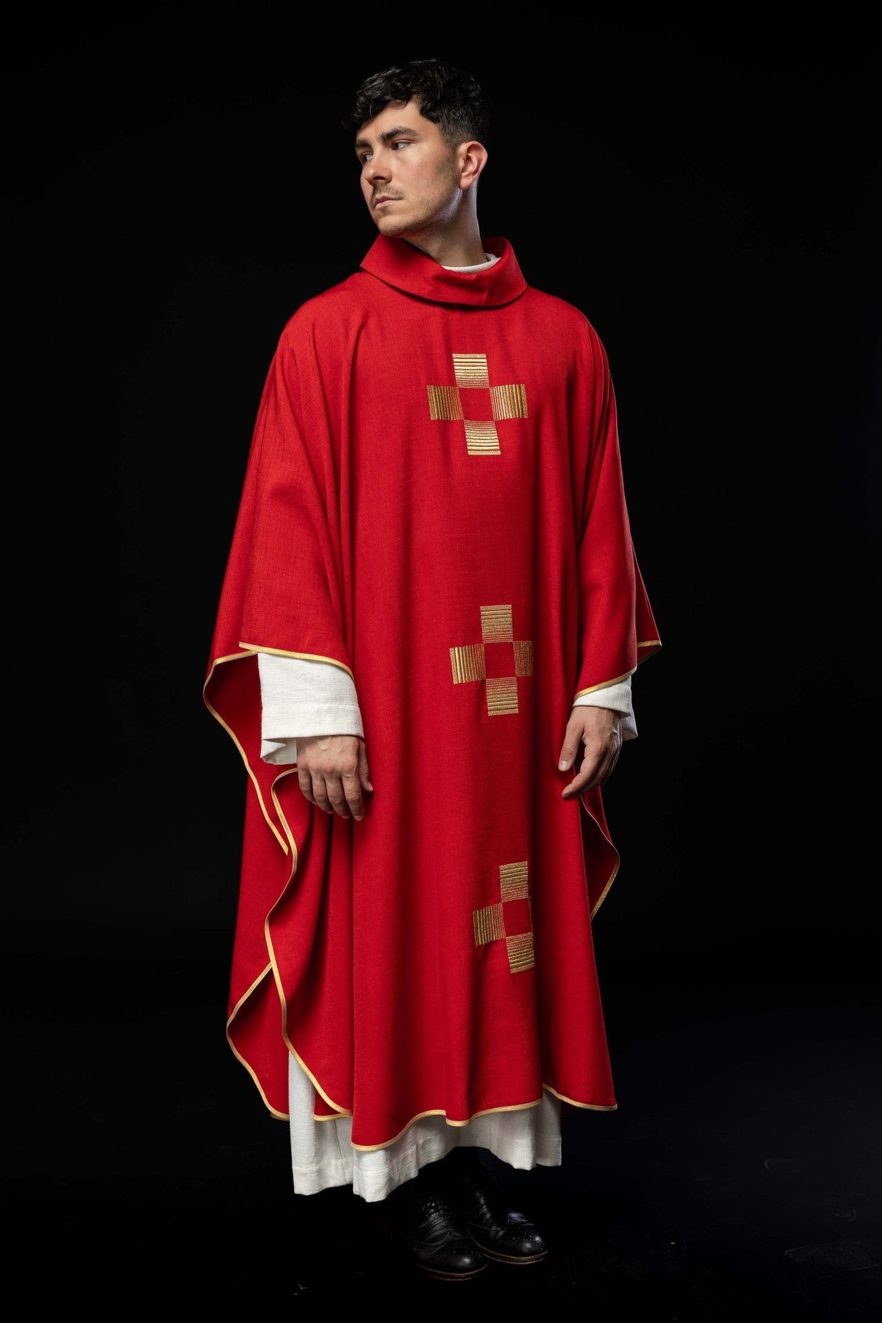 Ornat z haftowanymi Krzyżami w kolorze czerwonym