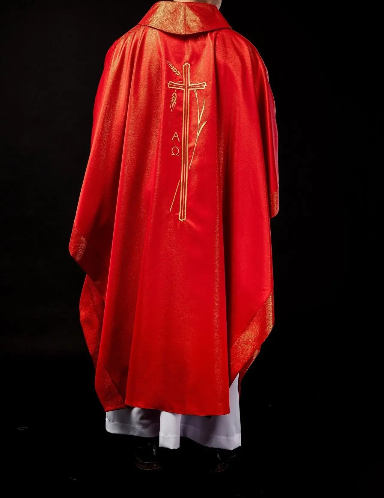 Casulla con cruz y motivo de espigas en rojo